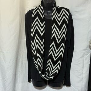 Reversible Infinity Chevron  Black and White Scarf